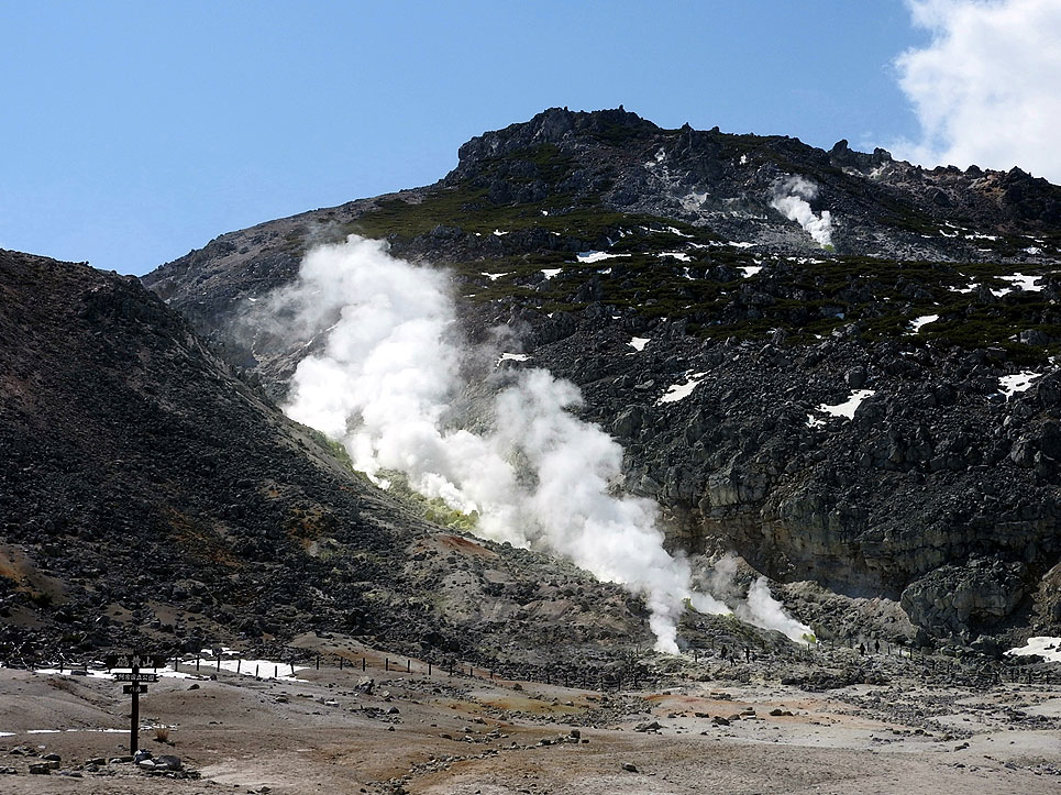 硫黄山（アトサヌプリ）～日本一近づける噴気孔観賞～